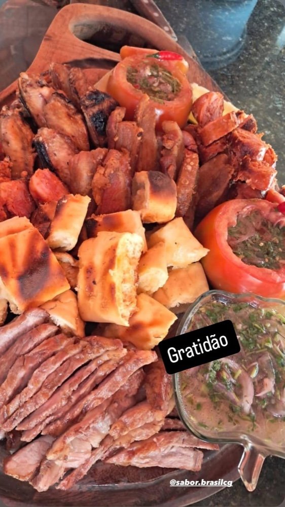 Preparação artesanal de cortes nobres na parrilla